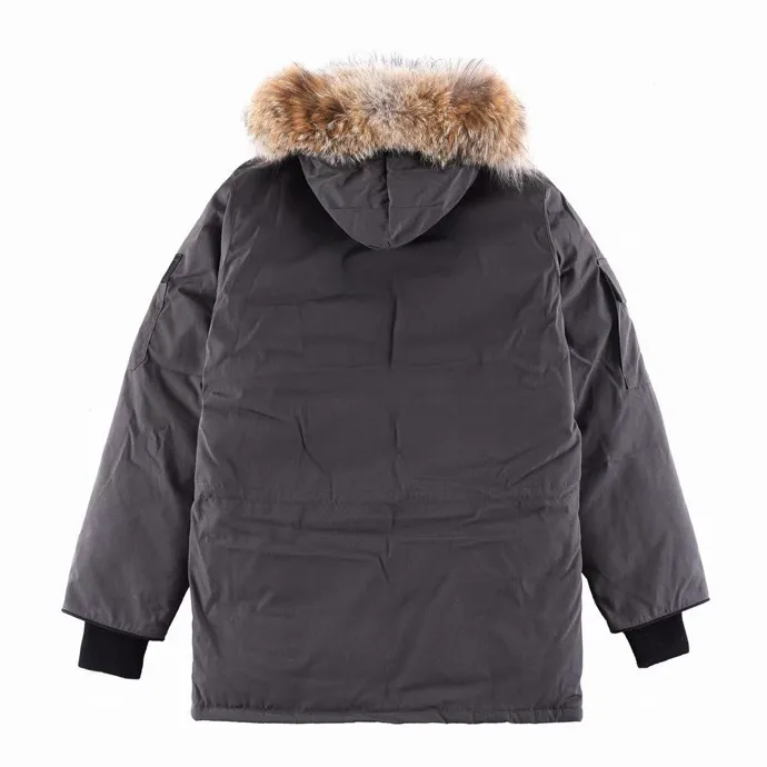 P780 with dust bag) Canada Goose Canada Goose #Expedition expedition parka classic down jacket ➖ Imported 21-count polyester-cotton blended original fabric [last year’s 16-count/18-count hard fabrics have been completely eliminated, this year all use 21-count genuine synchronized fabrics, the soft mid-band feels delicate and textured], genuine synchronized Feather-Light 10D waterproof coated fabric, made of 84.5% polyester fiber and 15.5% cotton, 100% the best feel in the entire network! ➖ The genuine official website is synchronized with the national standard 80 white duck down, you can check the official website customer service, there will never be a series of misleading claims such as 90 down or goose down! ➖ Using the best nylon lining with double double-layer sealing design, velvet-proof No. 7 needle + grid-filled down ready-made garments, there is 100% no so-called velvet running! ➖ The cuffs are designed with thickened seamless threads, and the collar and pockets are lined with top-quality polar fleece to keep you warm and comfortable! ➖ Yoshida YKK provides original custom-made electroplated sliders. YKK two-way lockable zippers are tight and smooth and will not peel off paint! ➖ 3M composite guarantees that the Velcro is the same as the original, durable, and all accessories and hardware are custom-made! ➖ Imported BEHRINGER embroidery machine to customize the 10,000-needle embroidery logo, 98% of which can be reproduced to restore the original logo. You can check and compare on the official website! ➖ The fur collars are all made of large pieces of Western Canadian blue wolf hide, ensuring that each fur collar is 13-15cm wide! 08 models for men and women SIZE: XS S M L XL XXL